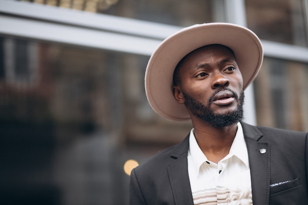 Foto gratuita giovane imprenditore africano in abito di classe