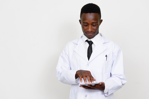 Молодой африканский мужчина-врач изолирован на белом фоне