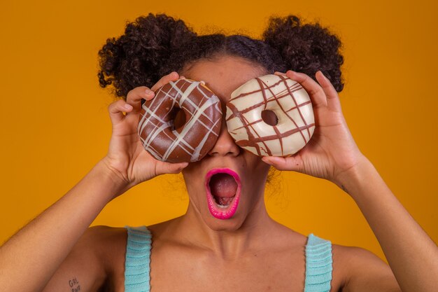 도넛을 든 젊은 아프리카 여성