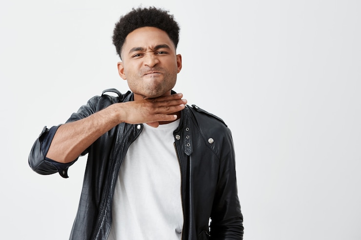Free Photo young angry dark-skinned man with afro hairstyle in white t-shit under black leather jacket gesticulating with hand, showing cutting out head gesture during argue with man on street