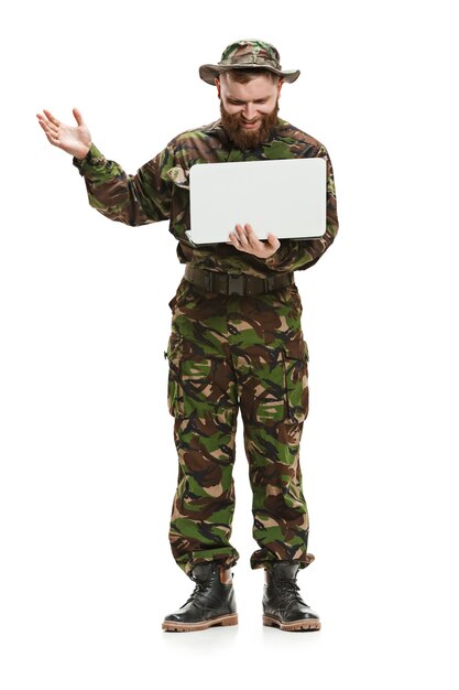 Молодой солдат в камуфляжной форме, изолированные на белом фоне