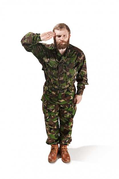 Foto gratuita uniforme mimetica da portare del giovane soldato dell'esercito