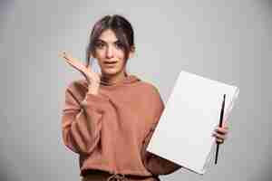 Free photo young artist holding paint brush and canvas