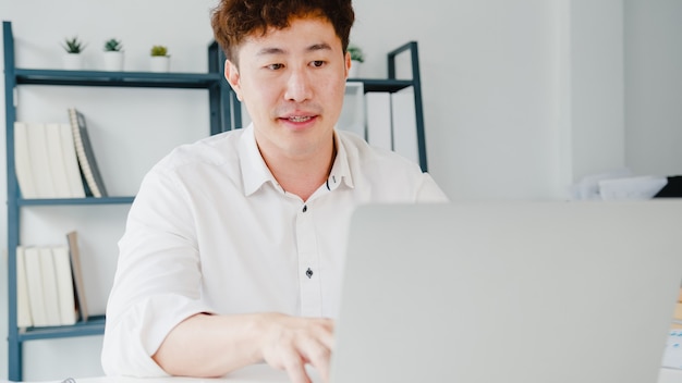 랩톱을 사용하는 젊은 아시아 사업가 화상 통화 계획에 대해 동료에게 이야기