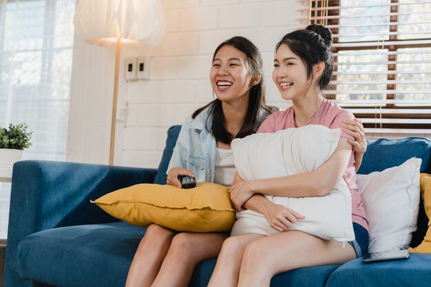 自宅でテレビを見ている若いアジアレズビアンlgbtq女性カップル