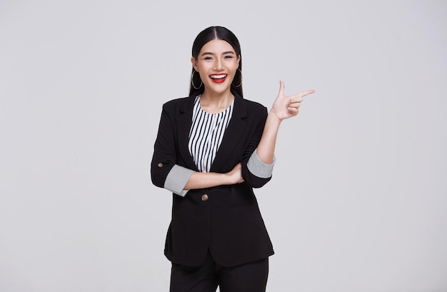 Free photo young asian business woman executive good looking and confidently while standing and pointing finger