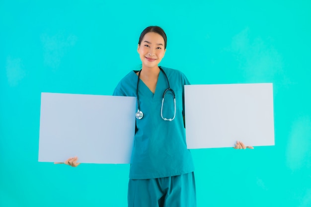 Free photo young asian doctor woman with empty paper board