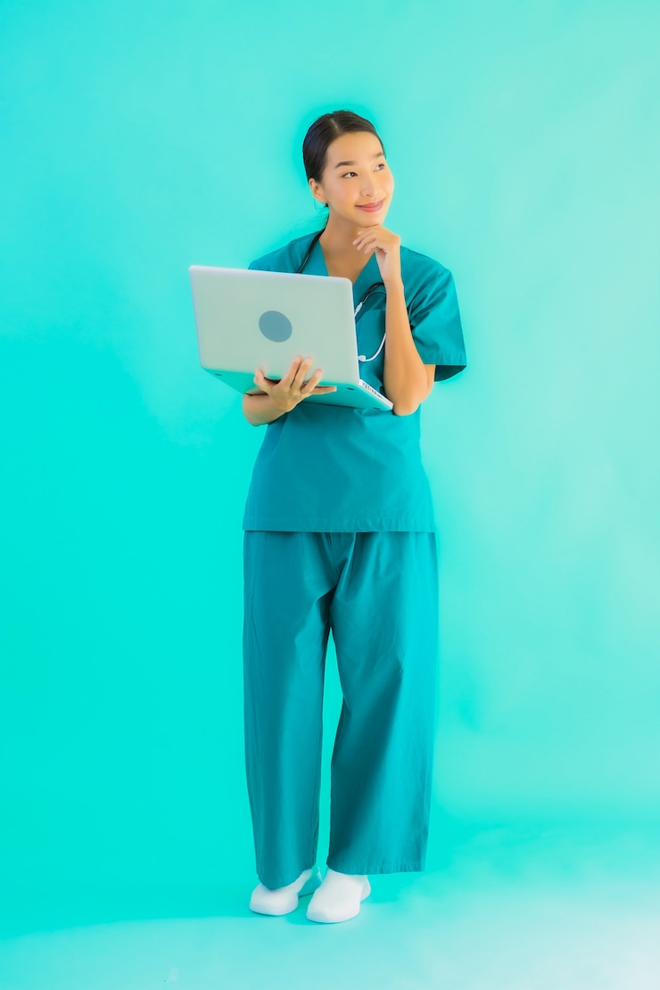 免費 Photo 年轻的亚洲医生女人带着笔记本电脑