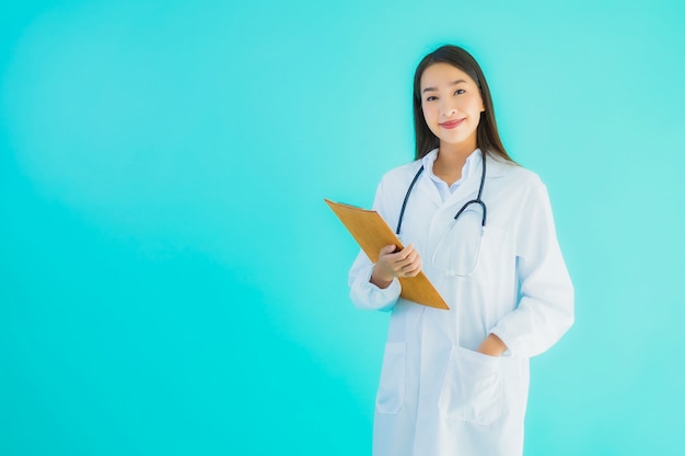 Free photo young asian female doctor with empty card board