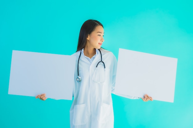 Free photo young asian female doctor with empty card boards