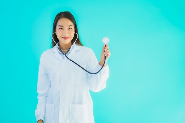 젊은 아시아 여성 의사가 청진 기