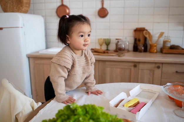 Foto gratuita giovane ragazza asiatica in cucina a casa