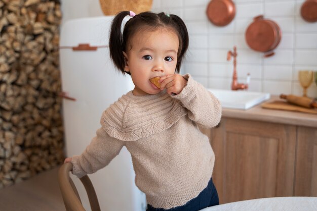 Foto gratuita giovane ragazza asiatica in cucina a casa