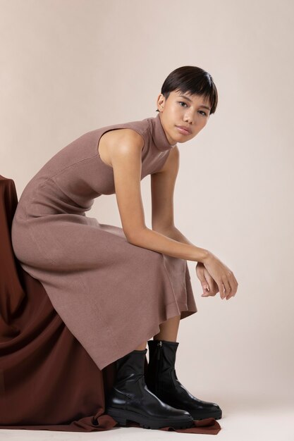 Молодая азиатская модель позирует в осенней одежде