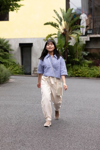 若いアジア人の肖像画