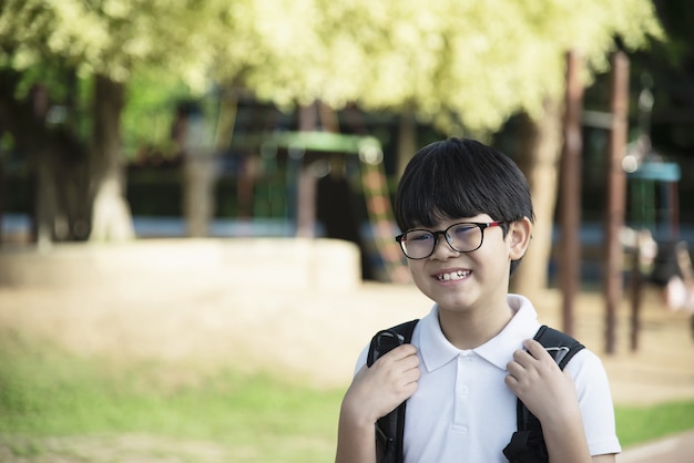 アジアの若いタイの少年が学校に行く幸せ