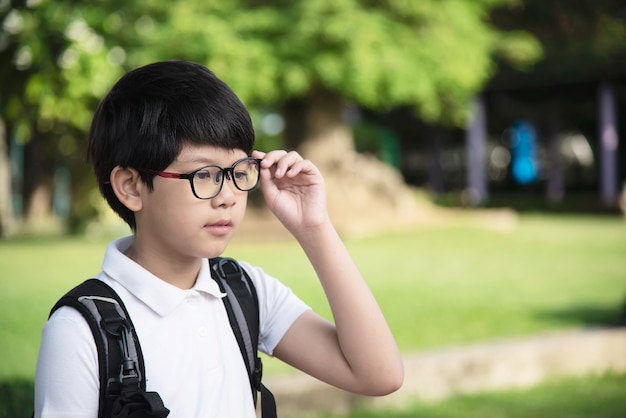 アジア​の​若い​タイ​の​少年​が​学校​に​行く​幸せ