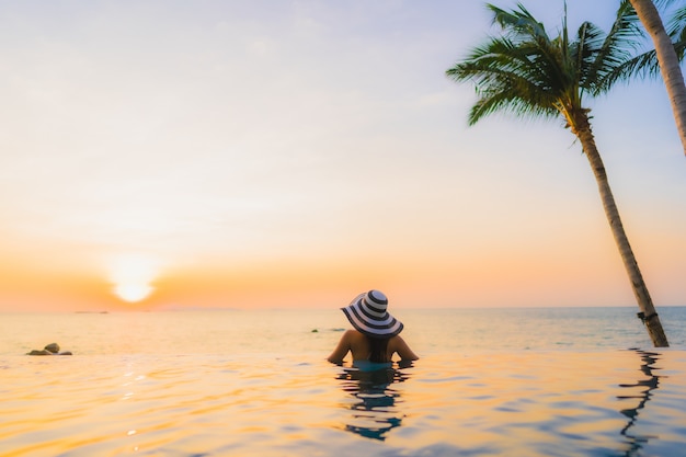 Foto gratuita giovane donna asiatica su un bellissimo paesaggio spiaggia