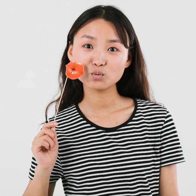 Бесплатное фото Молодая азиатская женщина дует поцелуи