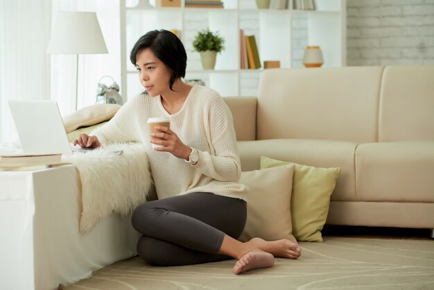 가정의 안락을 즐기는 젊은 아시아 여성