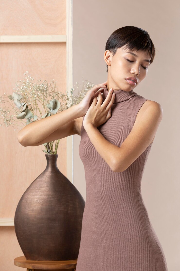 免費 Photo 年轻的亚洲女人穿着秋季衣服摆姿势