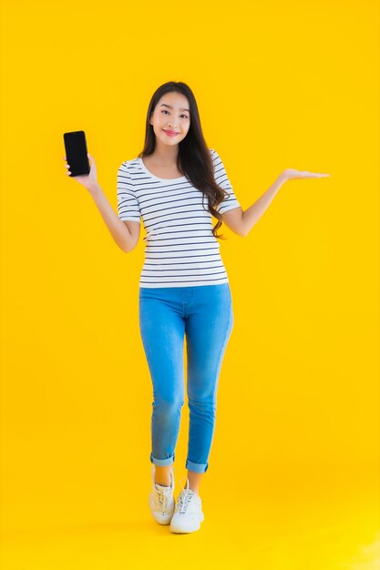 젊은 아시아 여성 미소 행복 사용 스마트 휴대 전화