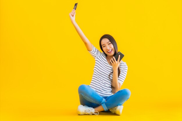 молодая азиатская женщина улыбка счастливое использование умный мобильный телефон