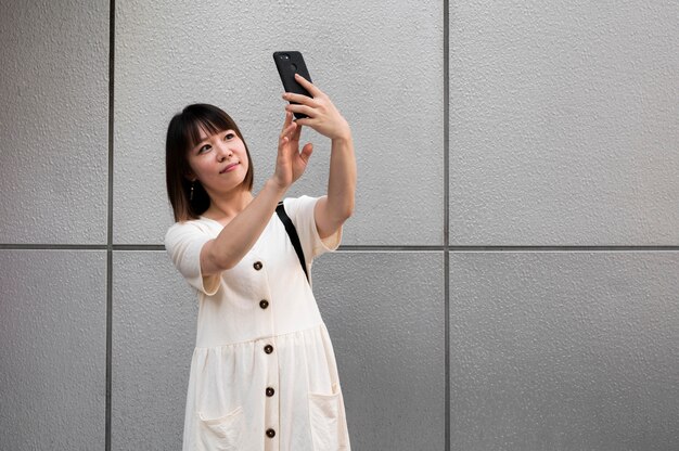 一位年輕的亞洲女人正在自拍