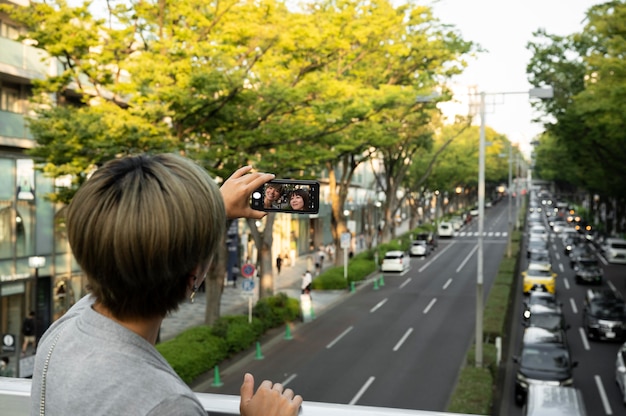 自分撮りをしている若いアジアの女性