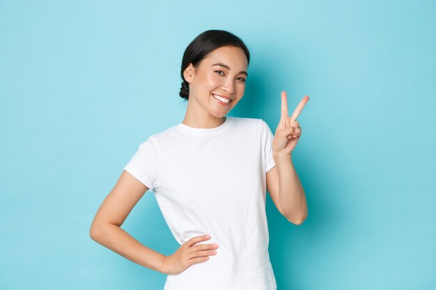 캐주얼 티셔츠 포즈를 입고 젊은 아시아 여성