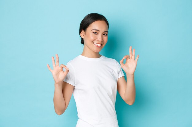 캐주얼 티셔츠 포즈를 입고 젊은 아시아 여성