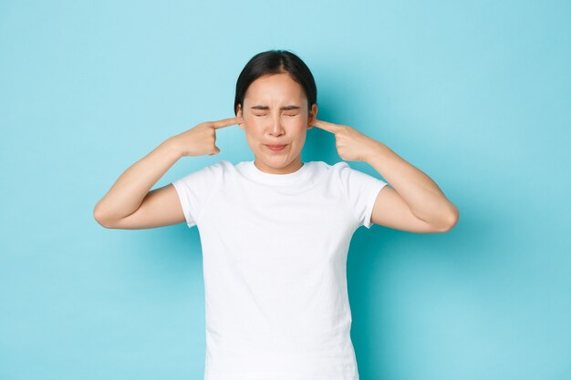 カジュアルなTシャツのポーズを着て若いアジアの女性