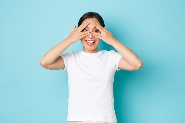 カジュアルなTシャツのポーズを着て若いアジアの女性