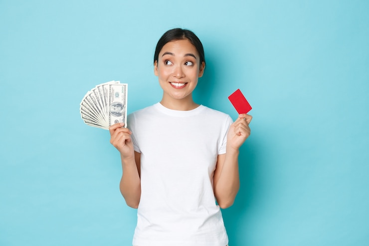 免費 Photo 一位穿着休t恤的亚洲年轻女子摆姿势