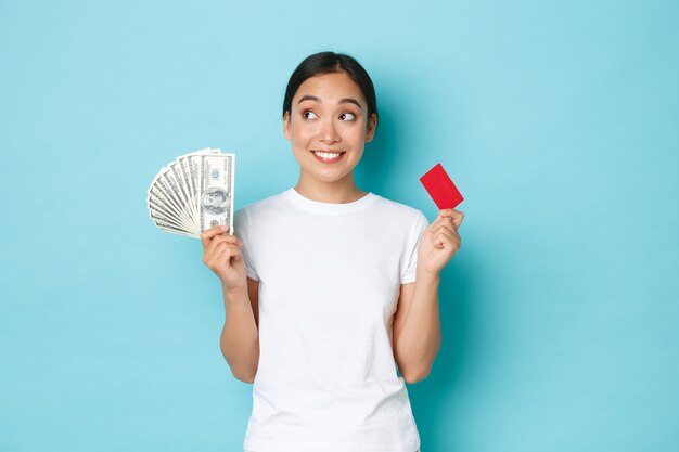 カジュアルなTシャツのポーズを着て若いアジアの女性