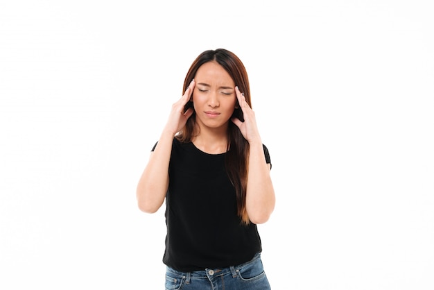 Молодая азиатская женщина с закрытыми глазами касаясь ее голове