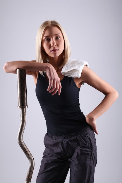 Free photo young athlete woman with exercise bar