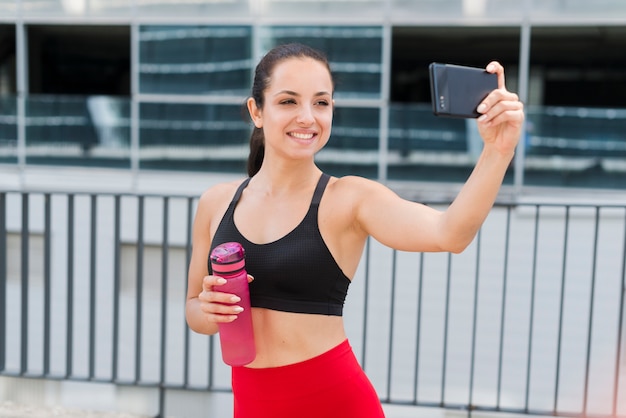 スマートフォンを持つ若い選手女性