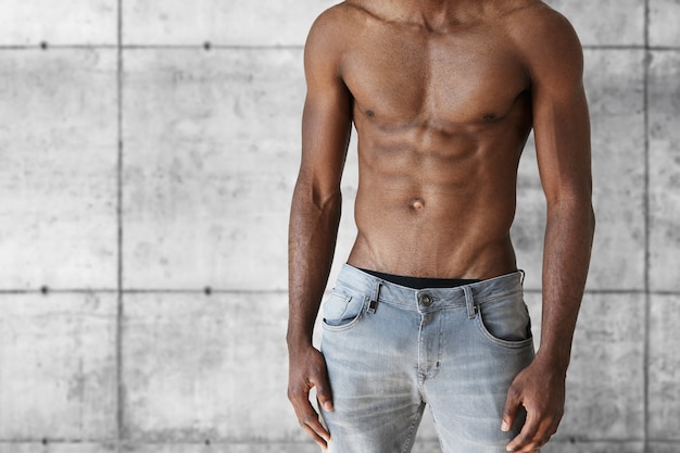 Foto gratuita giovane uomo atletico che indossa jeans alla moda