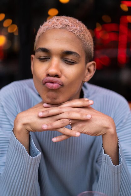 молодой привлекательный афроамериканец в кафе, модная съемка. Париж