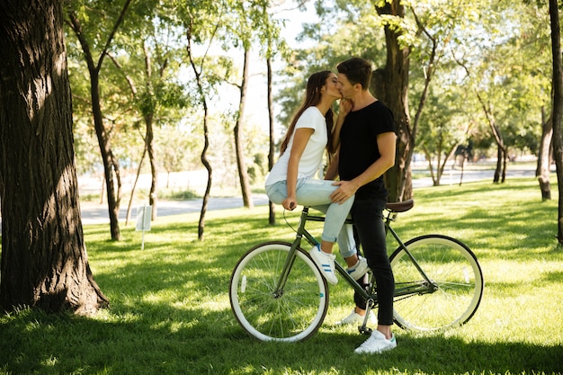 若い魅力的なカップルがキス