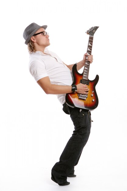 Молодой привлекательный мужчина с гитарой