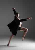 무료 사진 젊은 매력적인 현대 발레 댄서