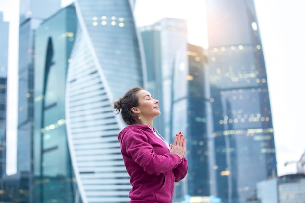 Foto gratuita giovane donna sportiva attraente in namaste mudra posa