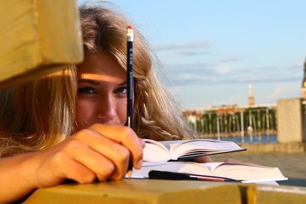 Foto gratuita giovane studente attraente che legge il libro