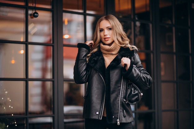 Free photo young attractive woman dressed casual by the cafe