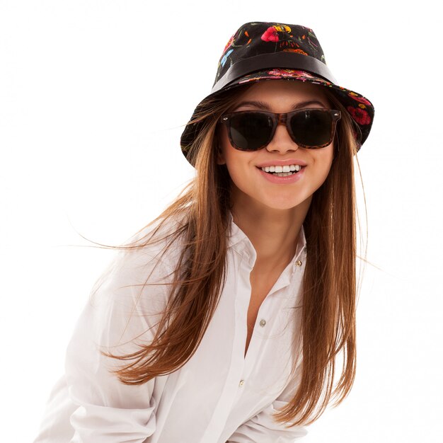 Молодая привлекательная женщина в рубашке и солнечных очках