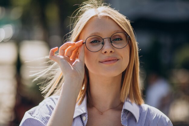 通りを歩いて若い魅力的な女性