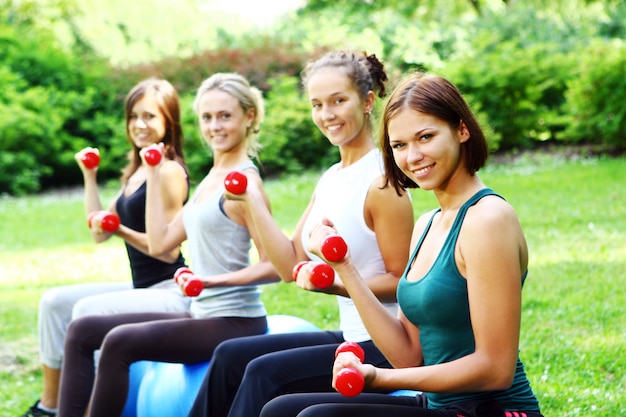 Womans giovani e attraenti facendo esercizi di fitness