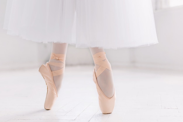 Молодая балерина, крупным планом на ногах и туфлях